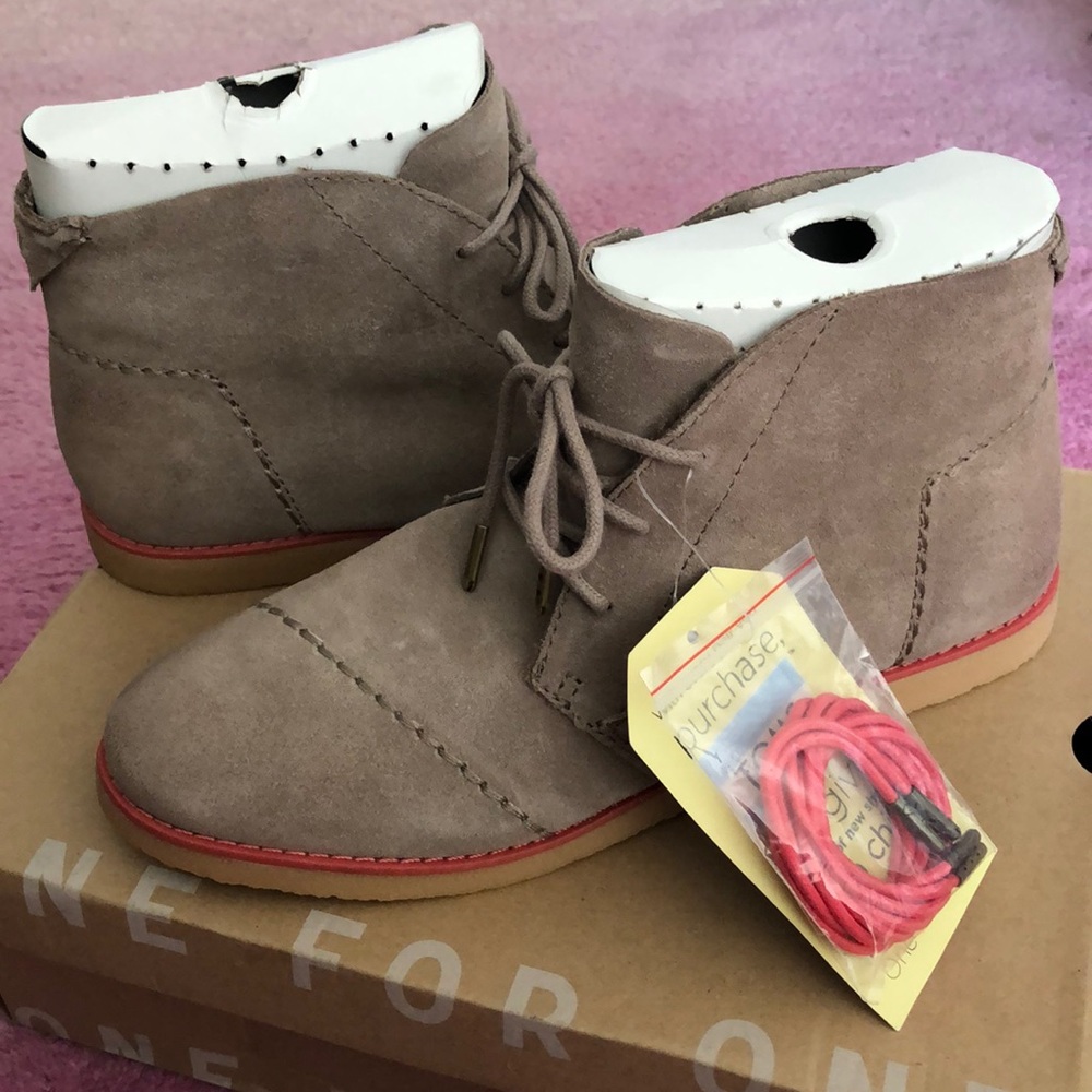 NWT TOMS Mateo Chukka in desert taupe wmn size 7.5